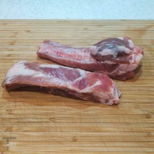 Costillas de cerdo en una tabla