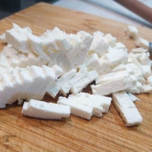 Shakshuka - Cortar queso feta