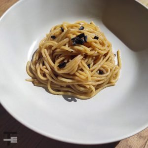 Spaghetti with black garlic